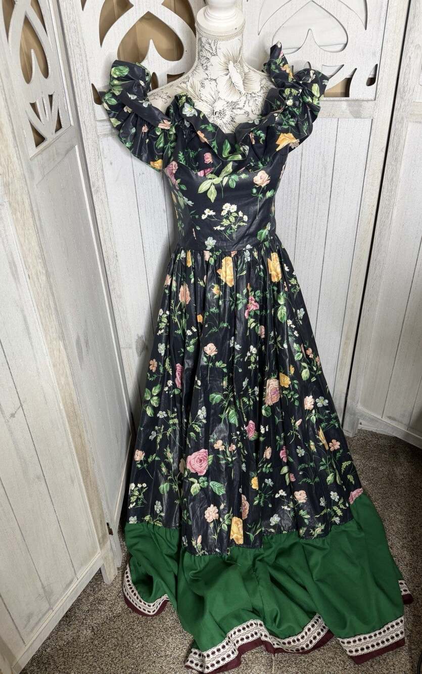 Vintage SG Gilbert Prairie Floral Dress Size 8 Full Sweep Skirt Victorian USA